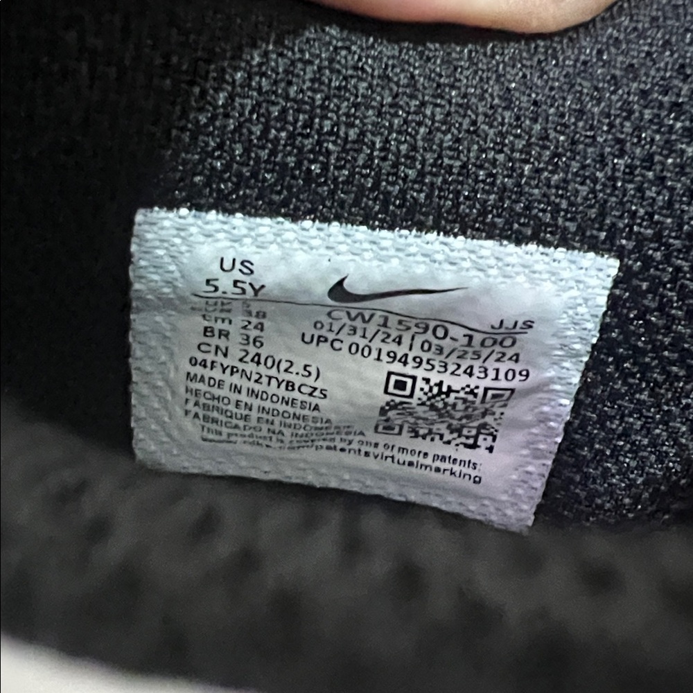 Nike Kids Black and White Sneakers - Picture 5 of 5